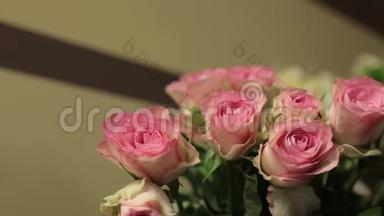 美丽的玫瑰和玫瑰花束