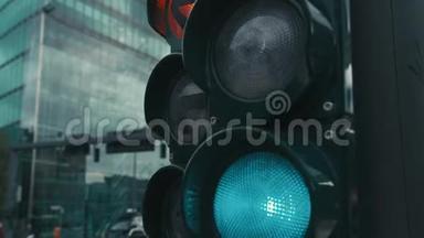 慢动作在德国首都柏林的十字路口有一个典型的红绿灯。 一支红色的箭