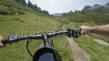 在湖边的山上骑着电动自行车。 mtb行动骑自行车者探索近山的小径。 电动自行车活动