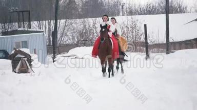 冬天，两个穿着连衣裙的年轻黑发女郎骑着马在白雪覆盖的田野上疾驰而过