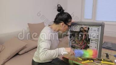 女清洁工清理坏电脑