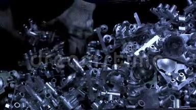 工厂工人堆放大量新制造的金属零件