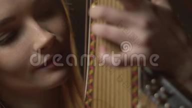 年轻的乌克兰妇女演奏传统的<strong>班</strong>杜拉<strong>乐器</strong>，重新定位