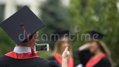 最好的朋友毕业生摆<strong>姿势拍照</strong>，把毕业帽扔到空中