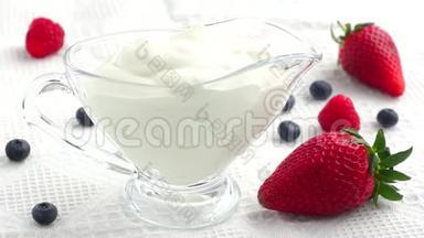 蓝莓、覆盆子和草莓的美味酸奶