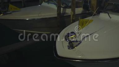 白船出租车在水上摇摆，威尼斯独特的交通工具，夜间
