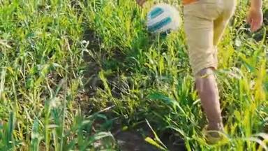 一个孩子踢足球，脚踩在草地上，脚踩后视