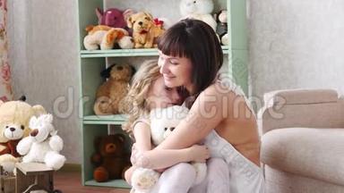 女儿在家里冲进妈妈`怀里，给她一个大大的拥抱。