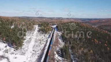 冬季飞行无人机跟随跨西伯利亚铁路旅客旅游列车附近贝加尔湖。 电影专业