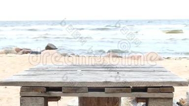 沙滩简易木制野餐桌