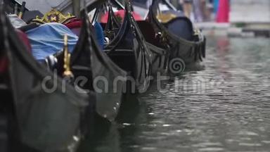 贡多拉斯连续停靠，在水上摇摆，为威尼斯游客提供复古出租车
