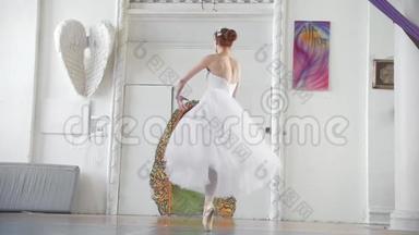 穿着白色连衣裙的年轻漂亮芭蕾舞演员在宽敞的白色<strong>工作室</strong>里表演<strong>舞蹈</strong>