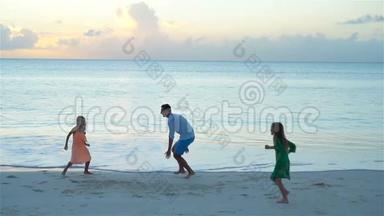 一家人的父亲和可爱的孩子一起享受海滩度假和玩耍。 流动人口