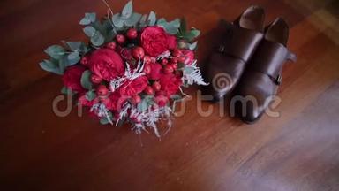 新娘`鞋旁的一束玫瑰花