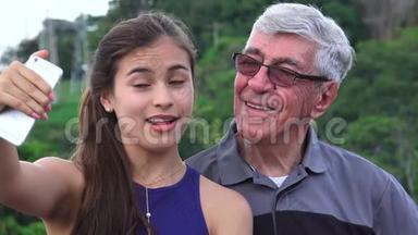 西班牙裔祖父和孙女的自拍