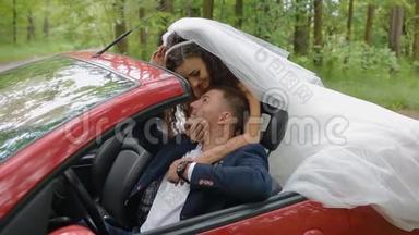新娘和新郎穿着红色的敞篷车