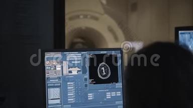 现代大脑研究实验室的头部扫描。 脑部活动扫描