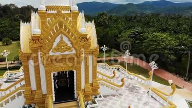 泰国绿色森林中美丽的金色<strong>寺庙</strong>的无人观。 棕榈树林。 哈诺姆。 圣<strong>佛塔</strong>或宝塔