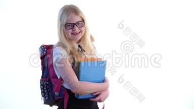 漂亮的女学生，背着书包，戴着眼镜，在画室里摆着白色背景