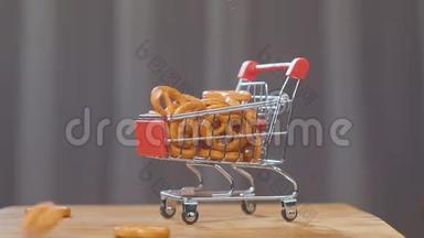 超市推车里有饼干。 饼干掉在超市的手推车里。