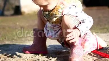 一个小女孩正在挖沙箱。 乌克兰的村庄