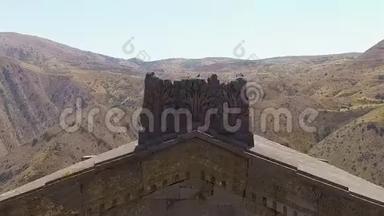 在美丽的亚美尼亚山脉上升起的加尼神庙，历史建筑