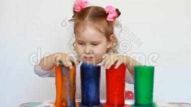 儿童与科学实验。<strong>儿童娱乐</strong>。学前教育。五颜六色的饮料。可爱的小女孩