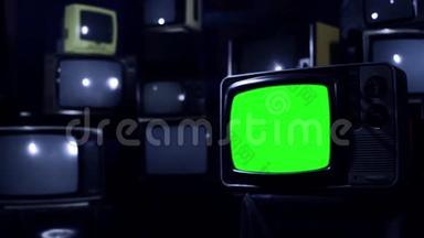 老式80S电视与绿色屏幕。 夜锥。 放大。