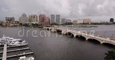 风暴穿越棕榈滩佛罗里达大桥市中心