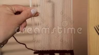 手工妇女手工编织线，手工制作的地毯紧贴
