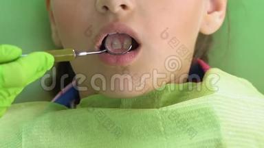 小儿牙科专家检查小病人牙齿，医学