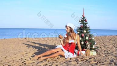 穿着圣诞服装在海滩度假村过新年<strong>的</strong>女孩