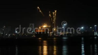 集<strong>装</strong>箱船夜间在Novorossiysk港<strong>卸货</strong>，2018年10月30日