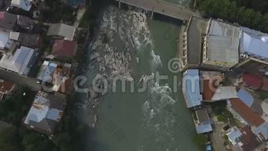浑水在格鲁吉亚库塔伊西市的Rioni河快速流动，生态