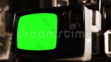 旧电视绿色屏幕与许多电视。 放大。 塞皮娅·托内。