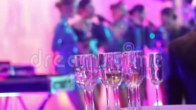 一支女音乐乐队在女子音乐组的剪影`背景上放着香槟的眼镜