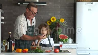 祖父和孙子在厨房里。 一位老人给了男孩<strong>一把</strong>菜刀，教你如何切<strong>一把</strong>