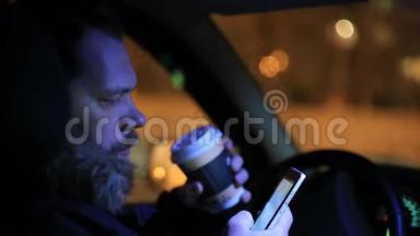 <strong>大胡子男人</strong>喝咖啡，在车里用电话。