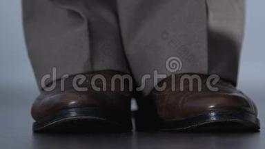 男腿穿棕色皮鞋，男士服装优雅，复古时尚设计