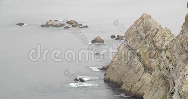 最后一个悬崖底部的中等视野，海水撞击岩石