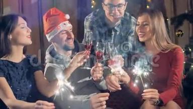 快乐快乐的朋友在新年圣诞晚会上点燃了火花，开心地笑着庆祝新年`
