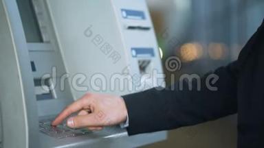 客户在自动取款机上<strong>输入密码</strong>并接收俄罗斯卢布、银行服务