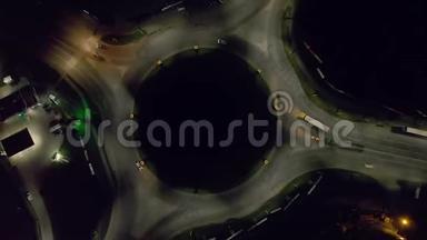 从俯视空中镜头看道路环形交叉路口的夜间车辆流量