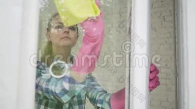 人们，<strong>家务</strong>和<strong>家务</strong>的观念-幸福的女人戴着手套，用抹布擦窗户，在家里喷清洁剂