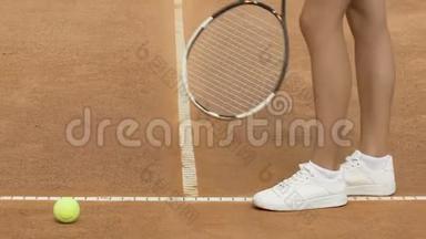 活泼苗条的女孩在网球赛前准备，户外训练，关闭