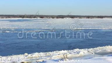 由于伏尔加河有很强的电流，<strong>有时</strong>会出现冻结延迟