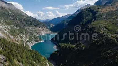 奥地利卡林西亚的山湖超垂。