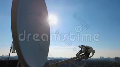屋顶上的大型卫星天线捕捉<strong>无线电波</strong>，科技产业