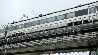 现代火车沿铁路桥梁、公共交通、城市地铁快速行驶
