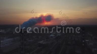 工厂烟雾堆-炼油厂，石化或化工厂。 日落时从高处俯瞰